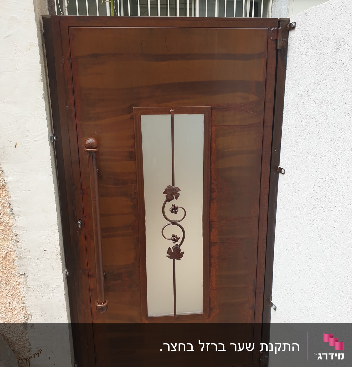 שער מתכת חום עם זכוכית ודוגמת עלים